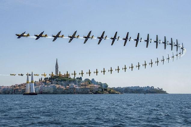 13. Planes flying in the most aesthetic way possible