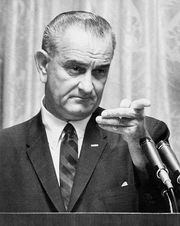 13. Lyndon Johnson'ın duşta arzu ettiği ideal su basıncını ayarlamaya çalışırken bir tesisatçı sinir krizi geçirmiş. Çünkü istekleri çok aşırıymış.