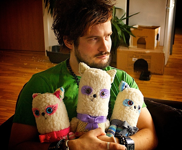 Sevgilisinin Yaptığı Acayip Ürünler İçin Zoraki Modellik Yapan Zavallı 18 Erkek Arkadaş