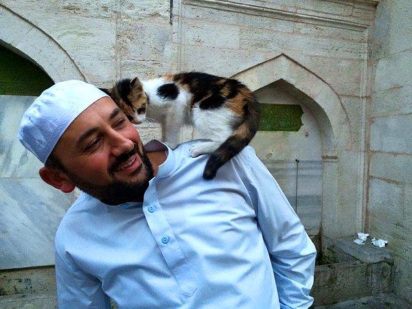 9. Camisini Sokak Kedilerine Açan Hayvan Dostu İmam Mustafa Efe