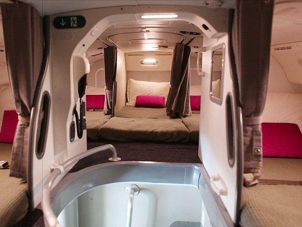 17. Uzun mesafe uçuşlarında uçuş personelinin uyuyabilmesi için gizli bir oda vardır.