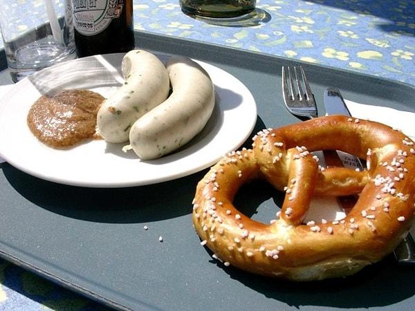 6. Tatlı hardal ve çubuk krakerle birlikte Weißwurst