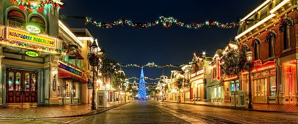 13. Любоваться украшенными улицами