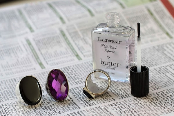 2. Покрасьте внутреннюю часть бронзовых колец прозрачным лаком