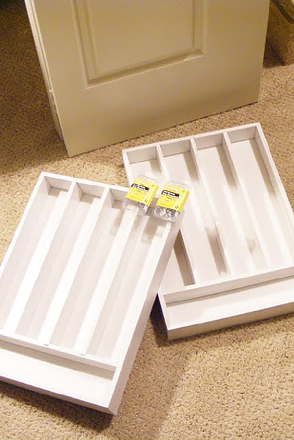 13. Лоток для столовых приборов можно использовать для хранения бижутерии