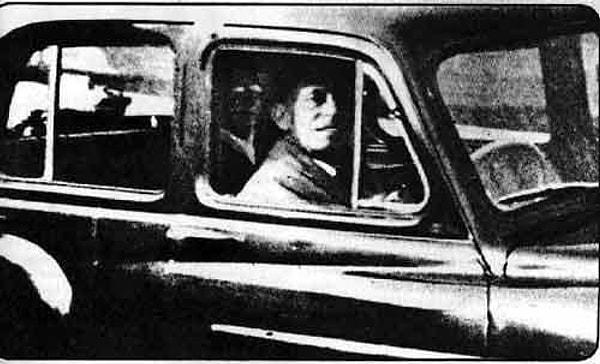 5. 1959'da bir kadın, işe giden kocasını arabasındayken fotoğraflıyor. Arkada koltuktaki suratın kime ait olduğu ya da nereden geldiği ise şüpheli.