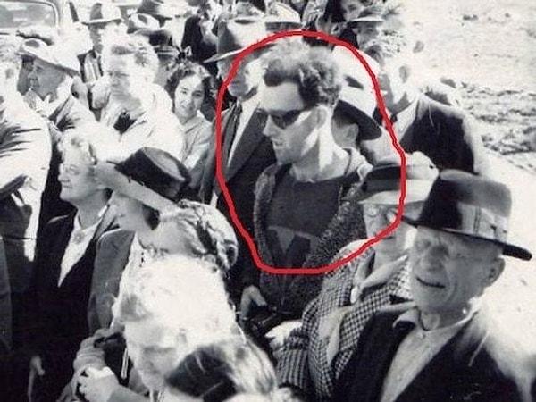 15. 1941 yılında çekilen bu fotoğrafta, kalabalık arasında görülen bu Kadıköy hipster'ı kılıklı arkadaşın oraya nasıl geldiği belirsiz.