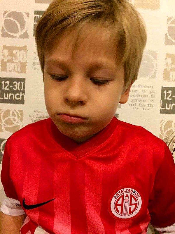 Alim çok sevdiği oyuncağını Antalyaspor - Adanaspor maçı sonrası tribünde unutur.
