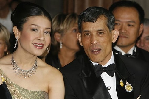 Hatta eski kral hayatını kaybetmeden önce tahtın tek varisi olan Prens Maha Vajiralongkorn’u bu görevden men etmeyi düşündüğü ve yerine büyük kızını getirmek istediği söyleniyor.