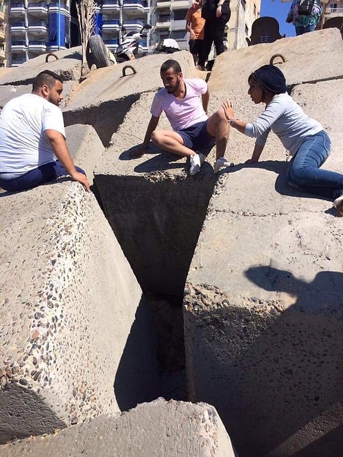 Mısır'da bir grup insanın 5 gün süren çalışmaların ardından taşların arasına sıkışan köpeği kurtarması.