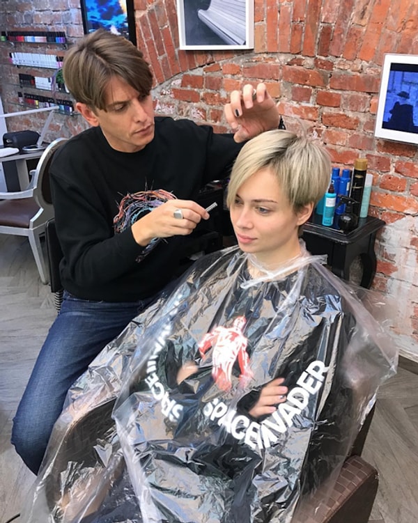 6. Однако на днях актриса вновь подвергла свой образ изменению - ее волосы стали еще короче, а цвет волос еще светлее