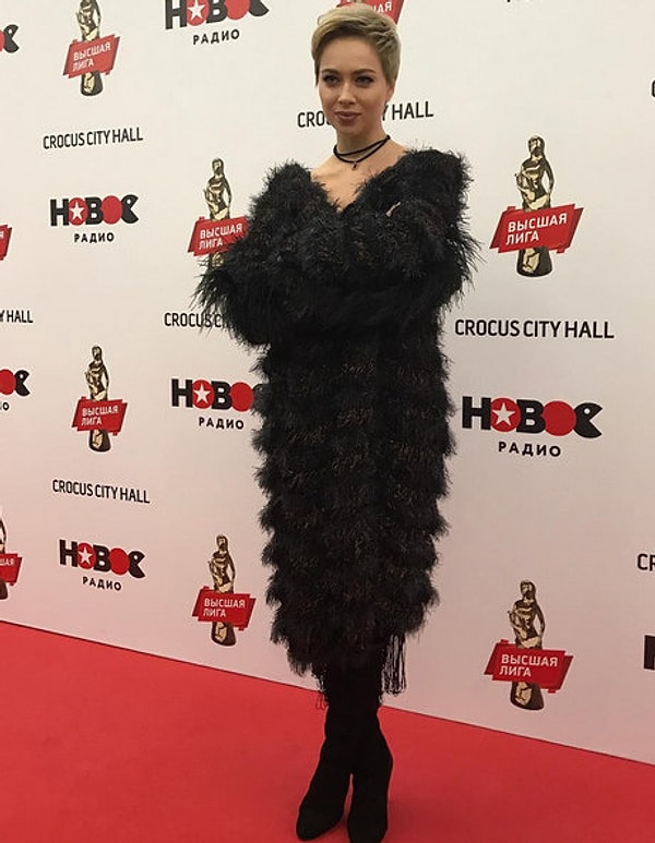 7. Впервые с новым цветом волос публика увидела Настасью на премии музыкальной радиостанции "Новое радио"