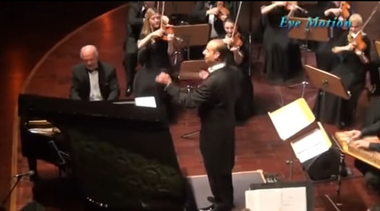 Müzisyenleri ve Alkışları Yöneten Orkestra Şefinden Muhteşem Anlar