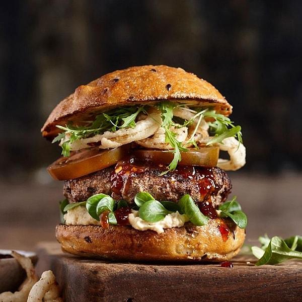 6. Hamburger/Ekmek+Hazır Humus+Çıtır Soğan Halkaları+Roka+Domates Reçeli