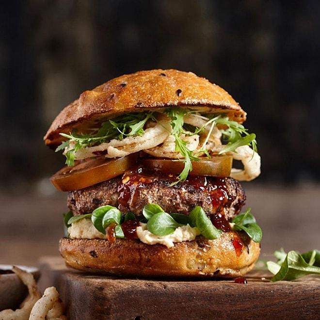 Hamburgerin Beşli Tonu: Sadece Beş Malzemeyle Damaklara Aşk Yaşatacak 12 Hamburger Tarifi