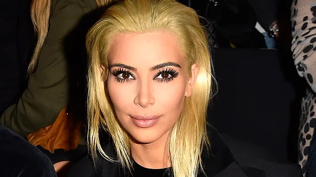 Kim Kardashian, Anadolu kökenine, buğday tenine ve kara kaşlarına inat sarışın olmak için gerçekten çok çabaladı.
