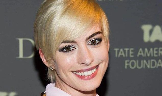 Anne Hathaway'in bir daha saçını sarıya boyatması oy birliği ile yasaklansın lütfen.