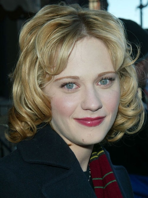 Siyah saçları, bembeyaz teni ve kocaman maviş gözleriyle porselen bebeklerden farkı olmayan Zooey Deschanel'in sarışın hali tam bir fiyasko...