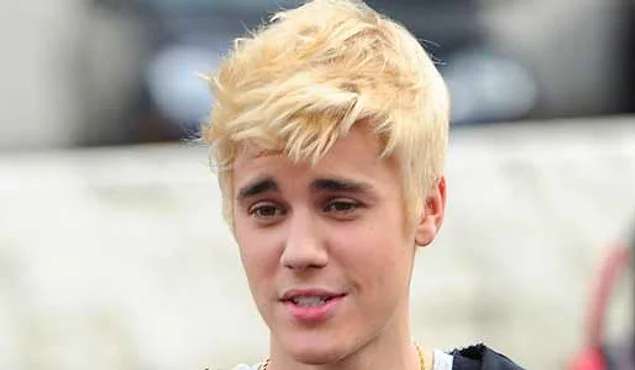 Bir Orlando Bloom değilseniz ve Legolas karakterini canlandırmayacaksanız bir erkek olarak asla sarışın olmamanız gerektiğine dair bir kanıt Justin Bieber.