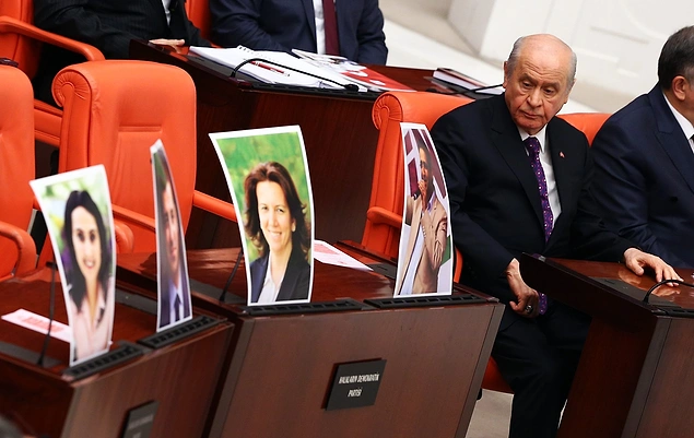 19) Tutuklu HDP'lilerin Boş Koltuklarına 'Devlet' Bakışı