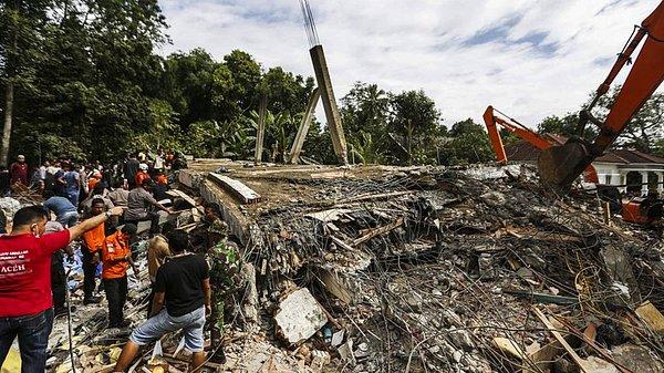 Endonezya Meteoroloji Müdürlüğü, tsunami riski bulunmadığını belirtti.
