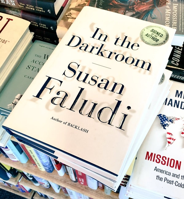 9. "Темная комната", Сьюзен Фалуди