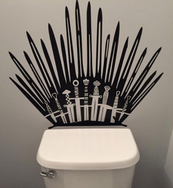 7. Наклейка для туалета в стиле Железного трона