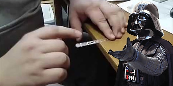 Plastik Kahve Karıştıracağıyla Imperial Marş Çalan İşsiz Adam