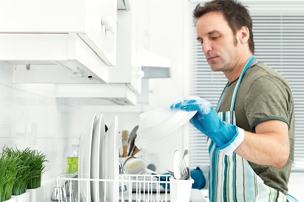 17. Если посуду обычно моет жена, время от времени предлагайте ей свои услуги, особенно если она устала