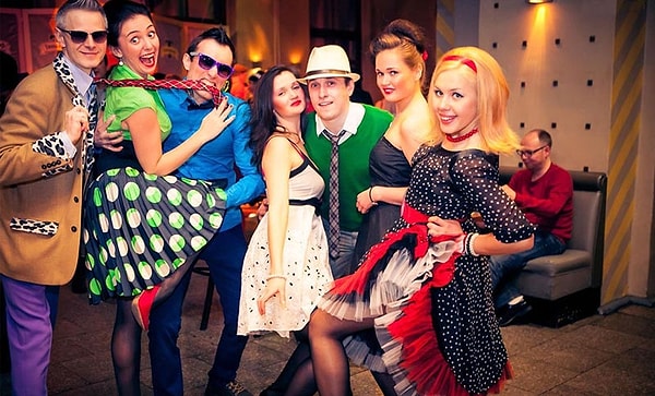 24. Находясь с женой в обществе, уделяйте ей больше внимания, чем другим