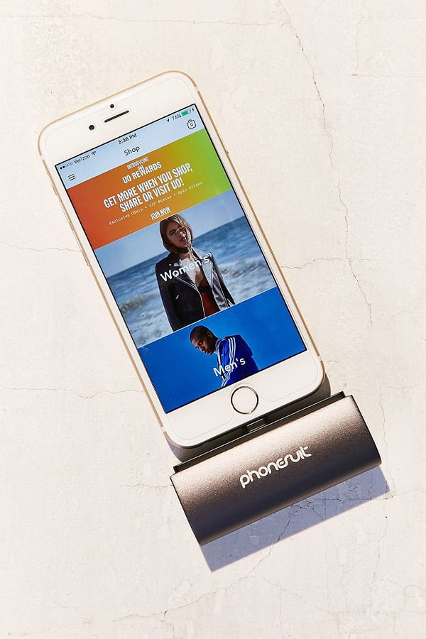 5. Компактная зарядка, которая буквально помещается в кармане