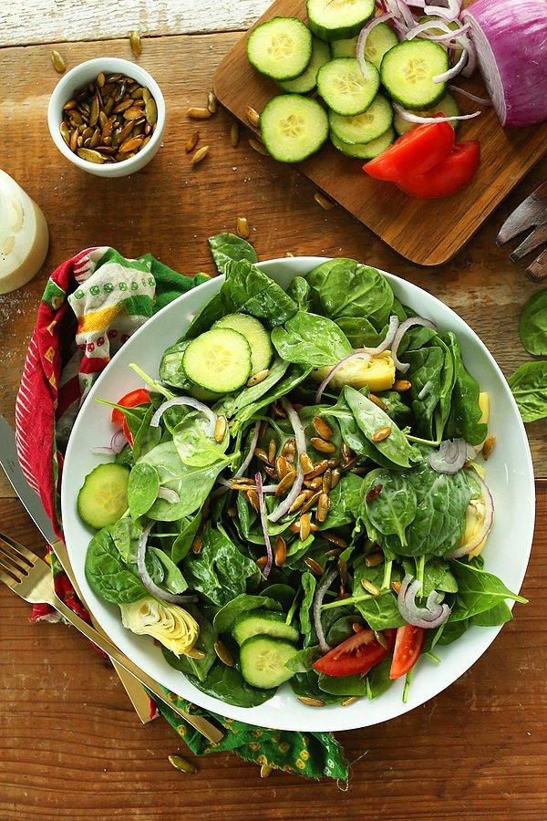 8. Marula, rokaya, kıvırcığa harika bir alternatif: Ispanak Salatası!