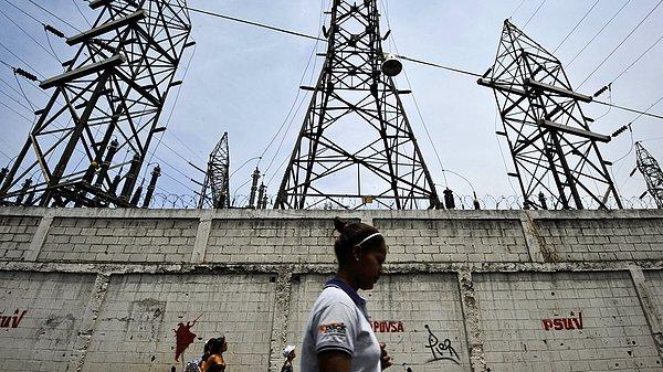 Maduro yönetimi ve muhalifler birbirini suçlarken, halk bir haftadır elektriksiz yaşamaya çalışıyor