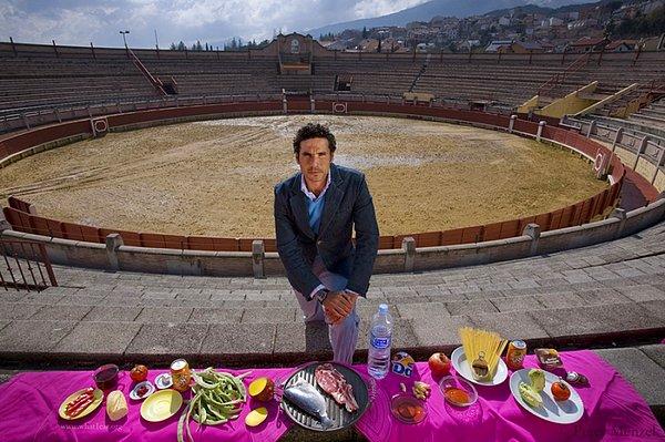 14. Oscar Higares, İspanya'dan profesyonel bir matador. 4,200 kalori ile günü kapatıyor.
