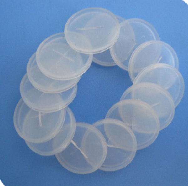 18. Для чего нужен небольшой диск под крышкой пластиковой бутылки?