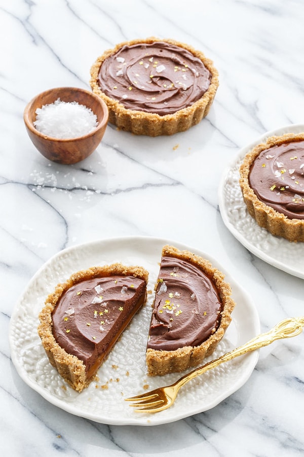 16. Тарт с соленым темным шоколадом и вареной сгущенкой