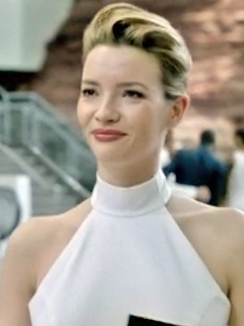 Angela (Talulah Riley) - Funda Güray