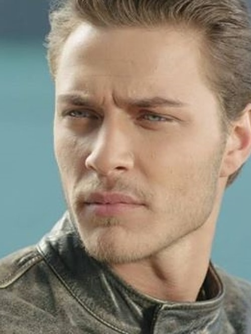 Teddy Flood (James Marsden) - Burak Çelik