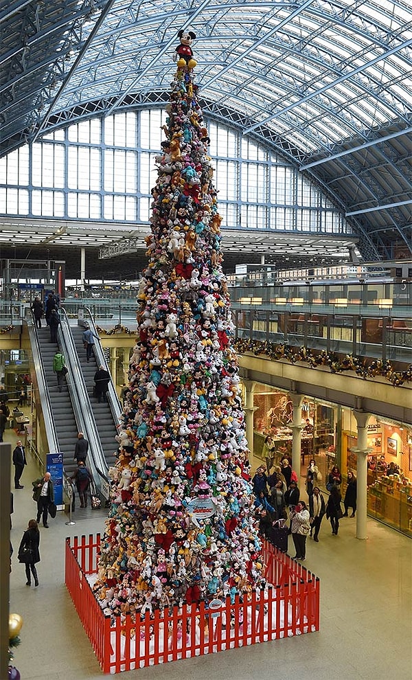 19. Елка из игрушек Дисней. Лондон, Англия