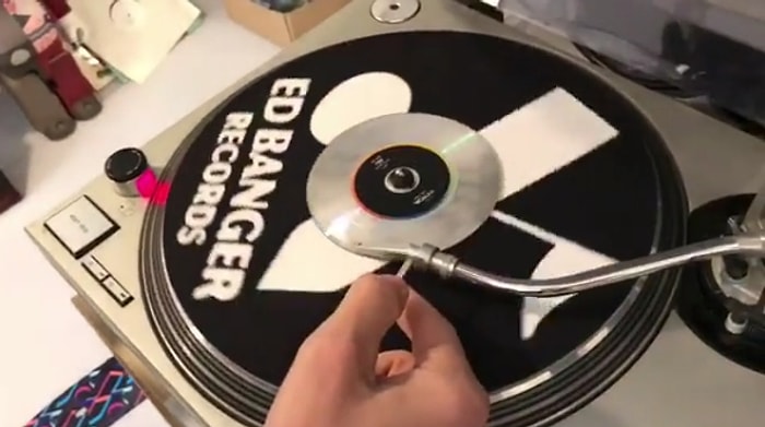 Justice'ten Bir İlk: Bir Tarafı CD Bir Tarafı Plak!