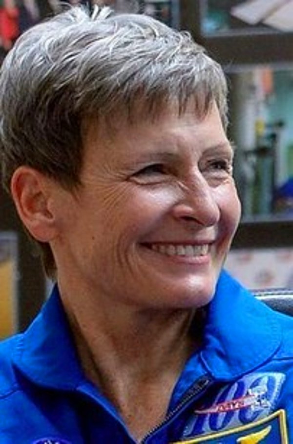 12. Peggy Whitson 56 yaşında ve uzaydaki en yaşlı kadın olma ünvanına sahip.