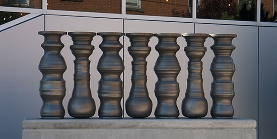 Optik İllüzyon Yaratarak Boşluklara Figürler Gizleyen Başarılı Sanatçının İlginç Vazoları