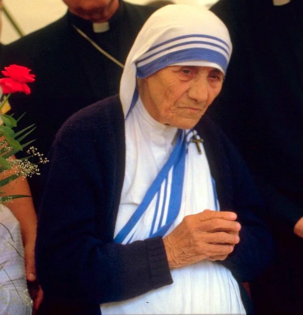 İddialara göre Rahibe Teresa'ya hayatının sonlarına doğru bir şeytan çıkarma ayini yapıldı.