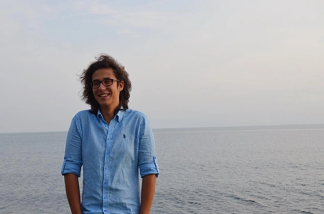 Berkay daha 19 yaşında, pırıl pırıl bir delikanlıydı. Umut dolu gözleri, ona çok yakışan gülümsemesi vardı. Hafta sonu arkadaşlarıyla beraber İstanbul'a gezmeye gitmişti.