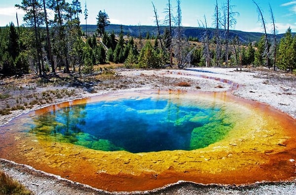 2. Его берега абсолютно безжизненны, а воды озера смертельно опасны для всего живого. Как называется это озеро на Сицилии?