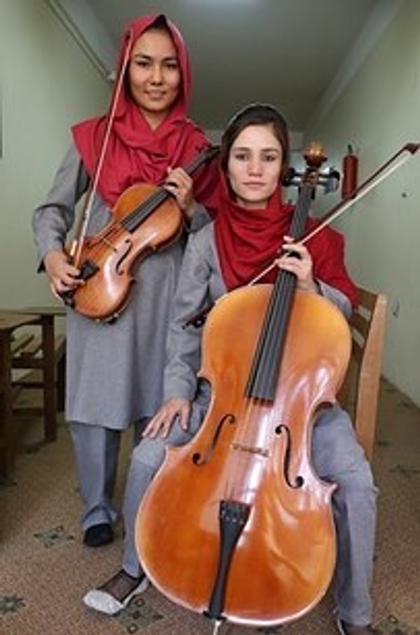 4. Женский оркестр в Афганистане продолжает свое существование вопреки угрозам талибов.