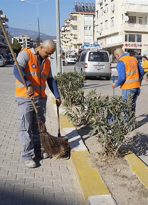 Personelin yanı sıra saçlarını kestirmiş Necati Bahçeci'yi seven ilçe sakinleri de var.