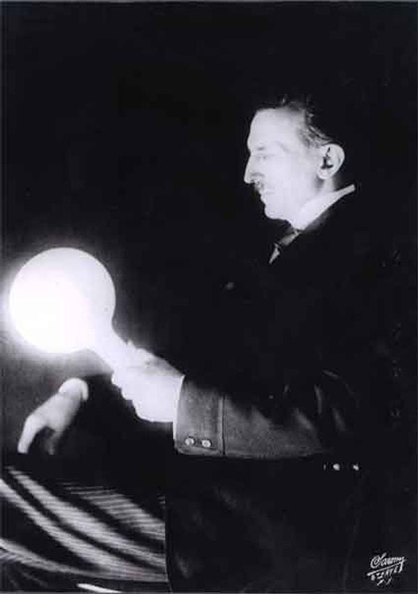 7. Tesla'nın 1890'larda icat ettiği gaz dolu fosfor kaplı lambası. Floresan lambalar ancak 50 yıl sonra kullanılmaya başlandı. Tesla yine çağının çok ötesindeydi.