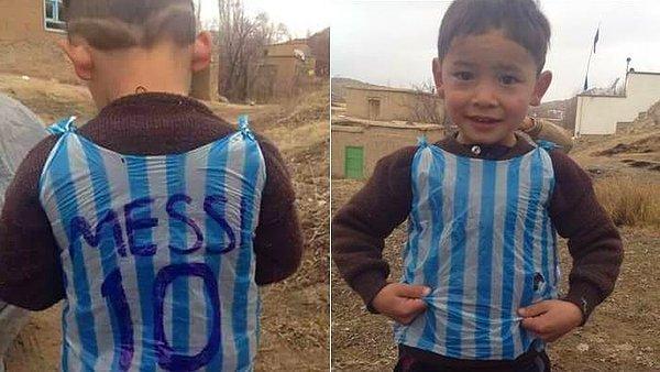 Poşetten yapılan Messi forması giyen çocuğun fotoğrafı internete düştükten sonra sosyal medyada dünyanın her yerine yayılmıştı.