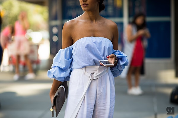 7. Топы и платья с открытыми плечами